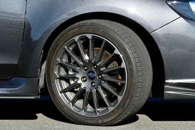画像: ダークグレーのSTIスポーツ専用18インチホイールには225/45R18のタイヤが組み合わされている