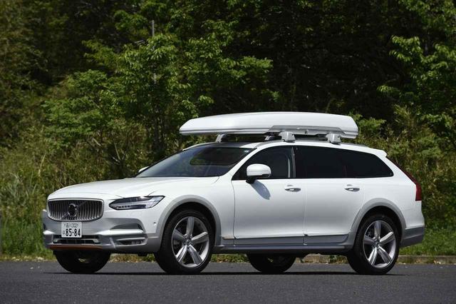 画像1: 外寸や車重などは、ベース車両と変わらない。クリスタルホワイトパールとカオリングレーの配色は、なかなかオシャレ