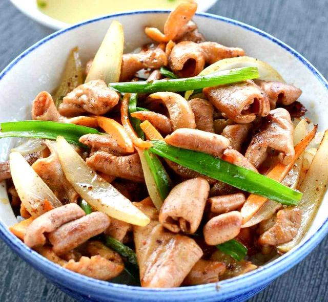 画像: 「スタミナもつ焼き丼」(580円) ごはんの大盛が無料なのも嬉しい。写真は普通盛りだ