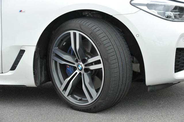 画像: 新型6シリーズ グランツーリスモのタイヤサイズはフロント245/40R20、リア275/35R20。ピレリのP ZEROを履く