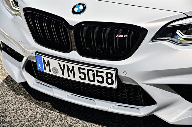 画像: M2コンペティションでは、キドニーグリルやバンパーデザインが変更されている。