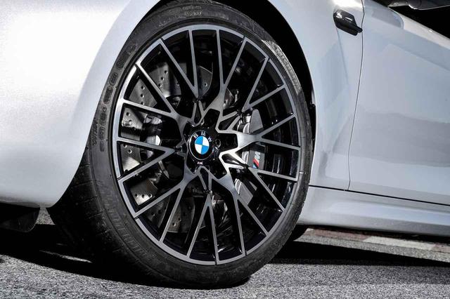 画像: M2コンペティション専用装備の19インチアルミホイール