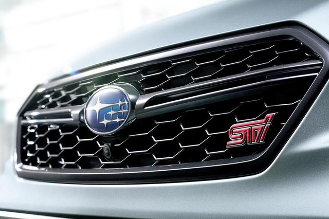 画像: WRX S4にはない「STI」のエンブレムをフロントグリルに装着する
