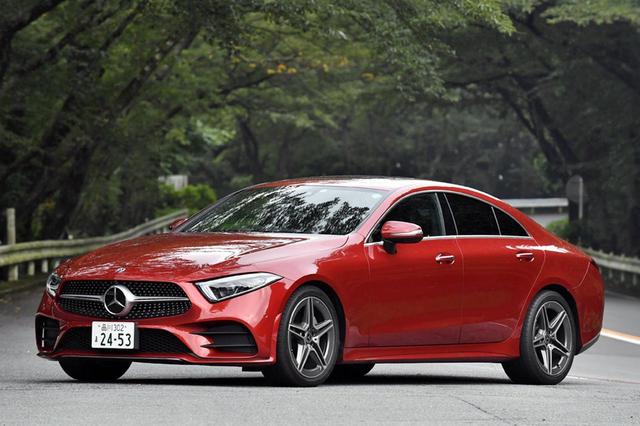 画像: こちらは220d。外観はリアのエンブレム以外450とまったく変わらない。ボディカラーはメタリックのヒヤシンスレッド