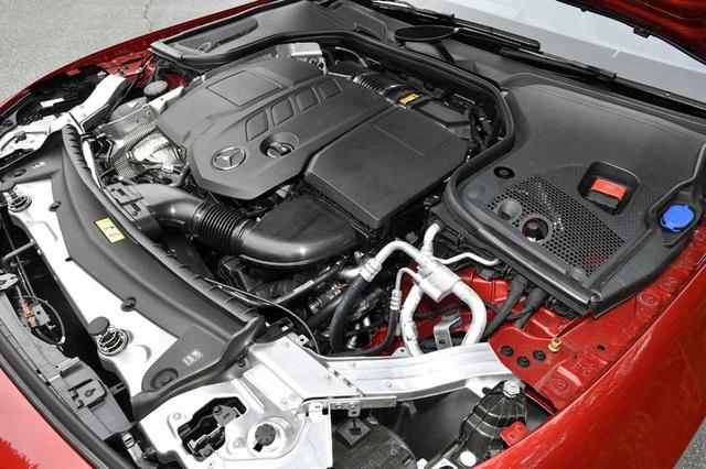 画像: Eクラスにも採用されている2L 直4の新世代クリーンディーゼル。例によってカバーに覆われて、エンジン本体はほとんど見えない