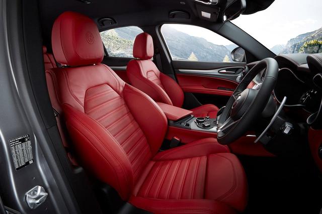 画像: 2.0 TURBO Q4ラグジュアリーパッケージはプレミアムレザーシート、2.0 TURBO Q4スポーツパッケージはスポーツレザーシートを装備