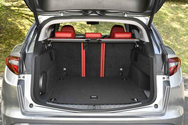 画像: 5名定員でVDA式525Lのトランクルーム容量。リアシートを畳むと最大1620Lとなる