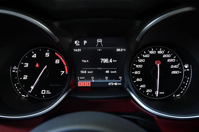 画像: メーターは右に260km/hスケールの速度計、左に7000rpmまで刻まれた回転計の2眼タイプ。中央にはインフォメーションディスプレイ