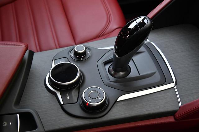 画像: トランスミッションは8速ATを採用。右側には「ALFA dnaドライブモードシステム」のダイアル