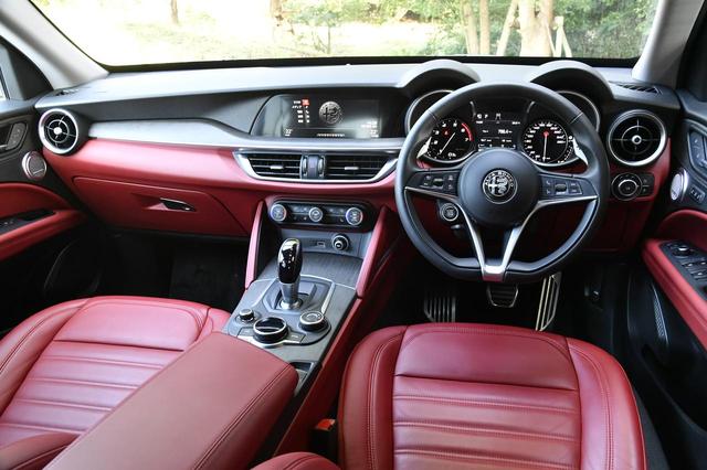画像: 質感も高く、妖しい雰囲気さえ漂う室内。8.8インチの車載インフォシステム「Connectシステム」を搭載する