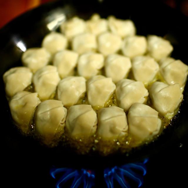 画像: しきつめた餃子を、まずはこんがり焼く