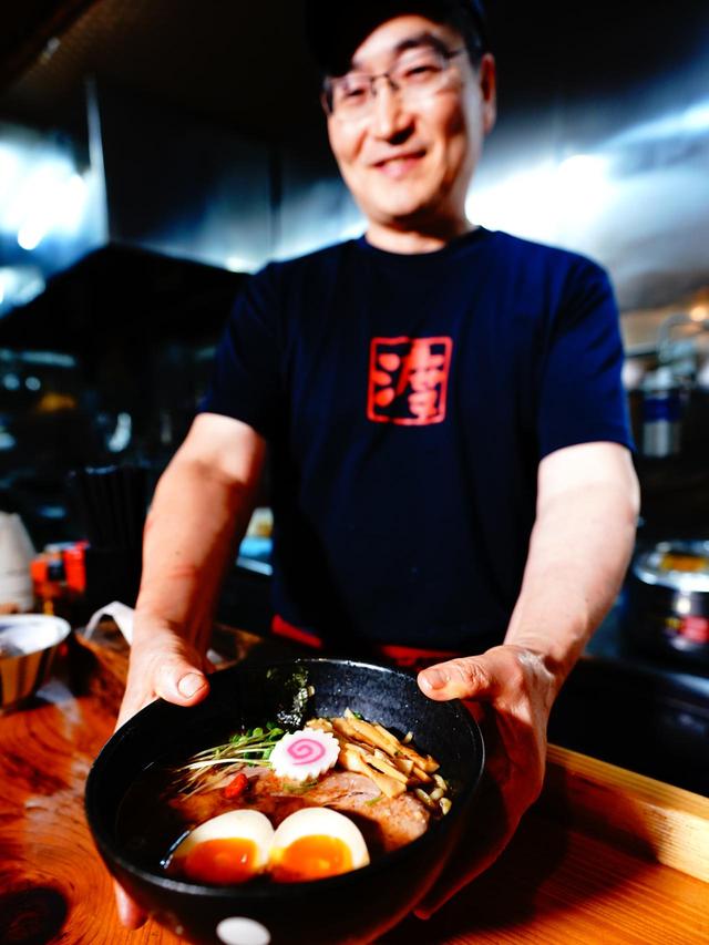 画像: 一番人気の味玉ラーメン(850円)。店主の中野澄さん