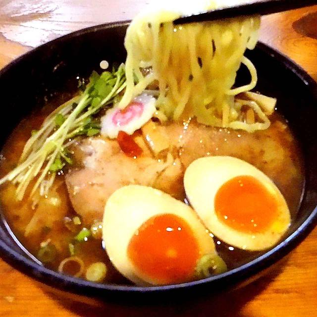 画像: 麺は中太。シコシコ歯ごたえツルツル喉ごし