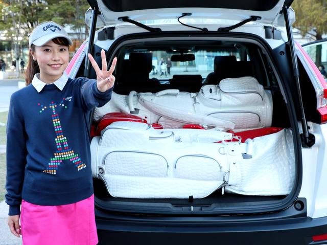 画像: 「空のラゲッジルーム(冒頭の写真)を見てもらえば分かるでしょうか。3本目は床に置こうとすると左右のでっぱりのせいで横幅が足りないので、キャディバッグの下にボストンバッグなどを入れてちょっと持ち上げてください」