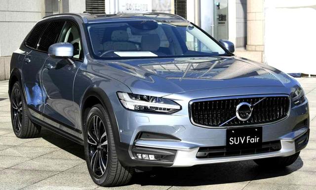 画像: 展示車はV90CC D4 AWD サマム(824万円)。2リッター直4DOHCディーゼルターボは190ps/400Nmを発生する
