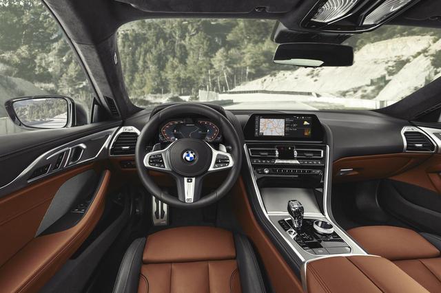 画像: BMWの伝統でドライバーオリエンテッドなインパネ。日本仕様は左ハンドルのほか、右ハンドル仕様も選べる