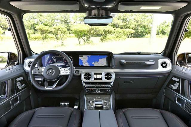 画像: G550のインテリア。ダイレクトセレクトとなり、トランスミッションも9速ATに進化し、エンジンスタートもボタン式となった。たが、助手席のグリップは踏襲されている