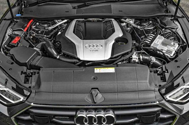 画像: 340psと500Nmを発生する3.0LのV6ターボエンジン本体はカバーでほとんど見えない。