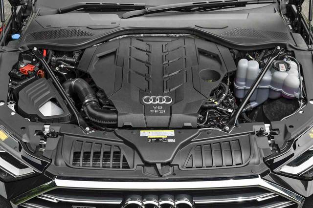 画像: 460psと580Nmを発生する40LのV8ツインターボエンジンも、本体はほとんど見えない。