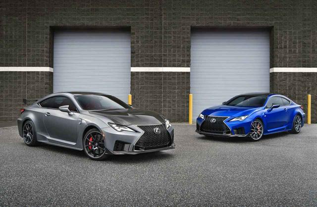 画像: 写真右がノーマルのRC F、左がパフォーマンス・パッケージ。