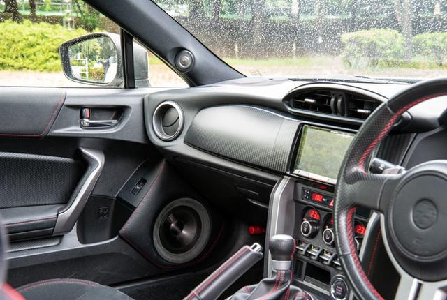 画像: スピーカーのTS-V173Sはカスタムフィットモデルのため、車両純正スピーカーとのシンプルな交換でも装着可能だが、ハチロクではドアにアウターバッフル加工してマウントされている。トゥイーターはピラーへ埋め込んで搭載される。