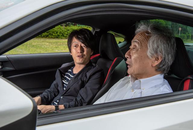 画像: ハチロクの試聴をする土方氏(運転席)と麻倉氏(助手席)。持参した音源を聴くと席を入れ替わって音を確認した。