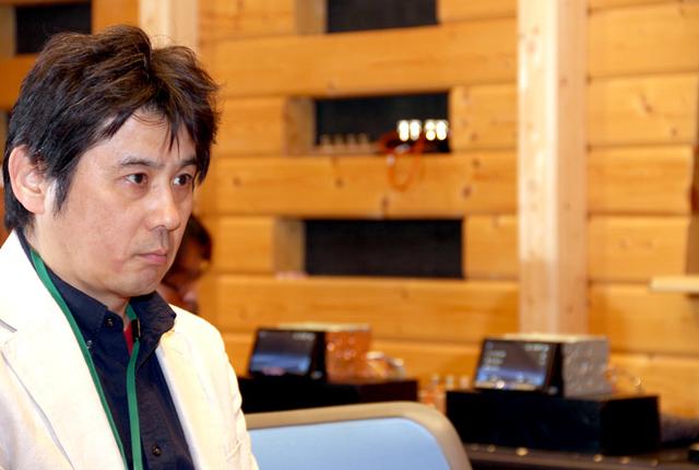 画像: サイバーナビ χシリーズを試聴する筆者