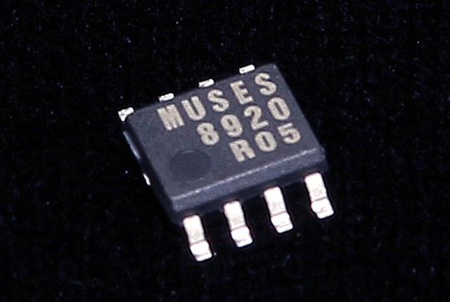 画像: 電流出力型DACからの信号を受けるIV変換回路には、新日本無線製の「MUSESシリーズ」オペアンプを採用している。J-FET入力ハイエンドオーディオ用オペアンプ「MUSES8920」は、低雑音、高利得帯域、低歪率、高スルーレートを実現したデバイスで、市販AVナビへの採用は初となる。