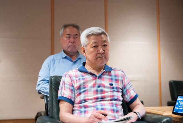 画像: 試聴中の両氏。互いに持ち込んだ音源を聴いて、音の違いを確認している。
