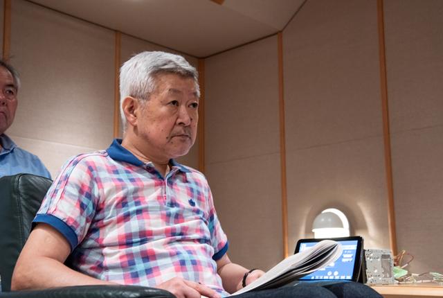 画像: 真剣な表情で聴き入る和田氏。