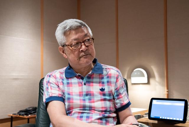 画像: 初のバッテリー比較試聴を体験した和田氏。その音の違いに驚きが隠せなかった。かたわらに見えるのは、試聴に使ったAVナビパナソニックstrada「CN-F1XD」。