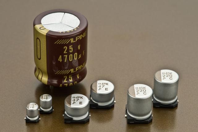 画像: コンデンサーメーカーと共同開発した、アルパインカスタム高音質電解コンデンサーが採用されている。
