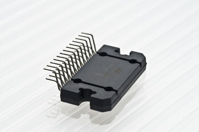画像: 入力信号を監視して、信号の基準点の揺れを制御するD.C.R.V.(Direct Control to Refarence Voltage)回路を組み込んだパワーIC。イタリアのSTマイクロ社との共同開発素子で、内部配線は純銅が採用されている。