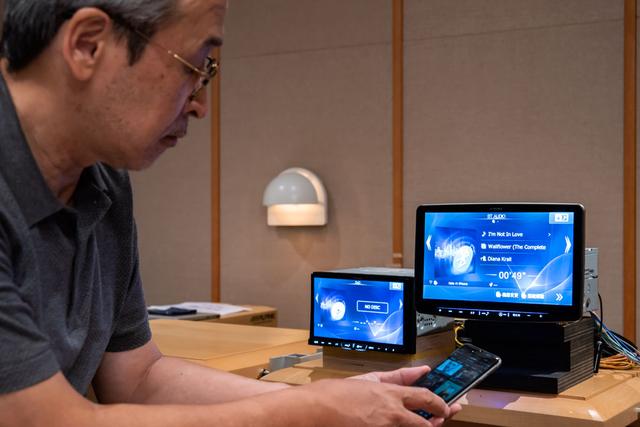 画像: Bluetooth Audioの音質確認をする筆者。取材時はTIDAL(タイダル)を使って確認した。