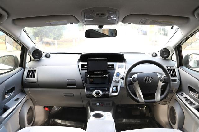 画像: プリウスαの車室内の眺め。ダッシュボードの両端に、トゥイーターとミッドレンジを近接配置し、ウーファーはドアの下前方に配置して、3ウェイを構成している。