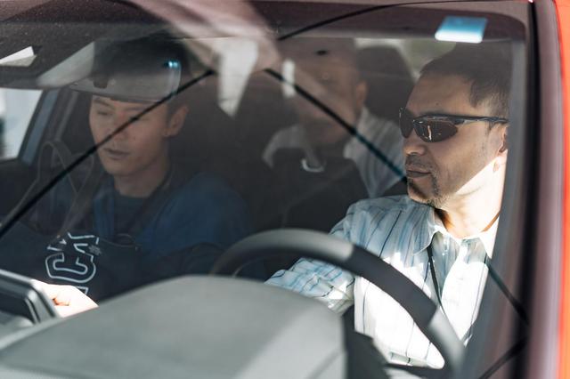 画像: JBLカーオーディオ搭載車両の試聴をする筆者。