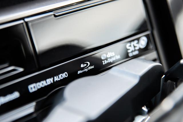 画像: 市販AVナビ市場で唯一ブルーレイプレーヤーを搭載するパナソニックStrada。CN-F1XVDの9V型モニターを倒すと、Blu-ray Discのロゴが現れる。