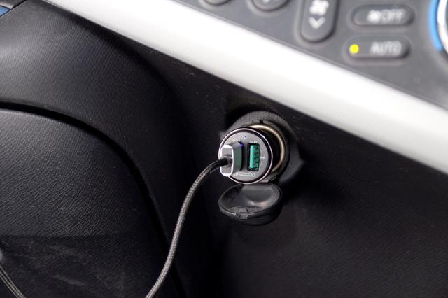 画像: シガレットライターソケットからUSB電源が供給できるアダプター。USB端子は2口用意されているため、愛用iのPhone6の場合は充電用のケーブルを接続して使用する。