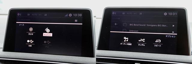 画像: 左はオーディオソースのセレクト画面で、ラジオ、Bluetooth、USB、iPodが選択できる。USBとiPodは、ひとつのUSB端子をどちらかが使用することになるため、選択画面では接続されている方が選択できるようになる。右はオプション機能の選択画面で、オーディオ設定や再生モードの設定ができる。