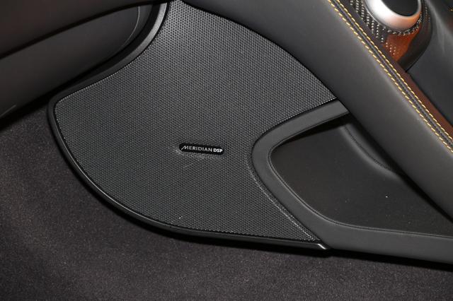 画像: スピーカーグリルの中央には「MERIDIAN DSP」のロゴバッジが付いている。マクラーレンと同じ英国のオーディオブランドである「メリディアン(MERIDIAN)」がカーオーディオとして採用されていた。