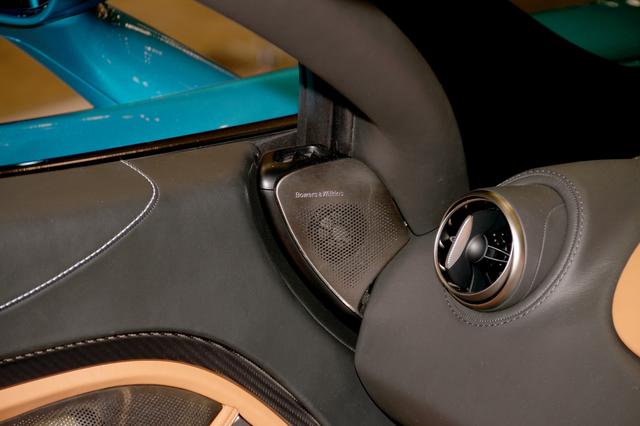 画像: 高音用トゥイーターをよく見ると「Bowers & Wilkins」のロゴが刻まれているのが確認できた。英国を代表するスピーカーブランドとマクラーレン。どのようなサウンドを奏でるのか、実に興味深い。
