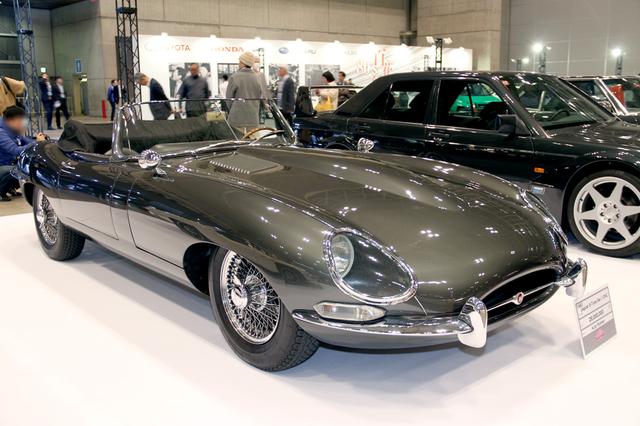 画像: 日本でもファンが多いクラシックカーのひとつ、ジャガーEタイプ。ガレージイワサが出展している車両で、販売価格は¥26,000,000。