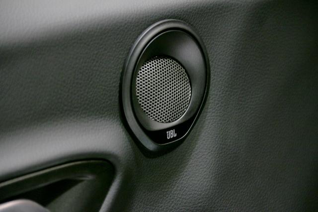 画像: トゥイーターマウントには「JBL」のロゴが確認できた。純正採用かオプションか、いずれにしてもそのサウンドはとても興味深く、機会があればレビューをお届けしたい。