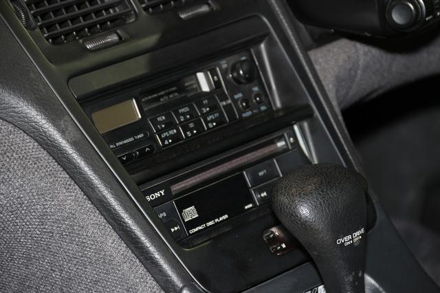 画像: ソニー製のカセットデッキチューナーと、CDプレーヤーを搭載。この当時、1枚ずつ再生するCDプレーヤーはまだ珍しかった(6枚から12枚を1度に格納して再生できるチェンジャーが主流だった)。