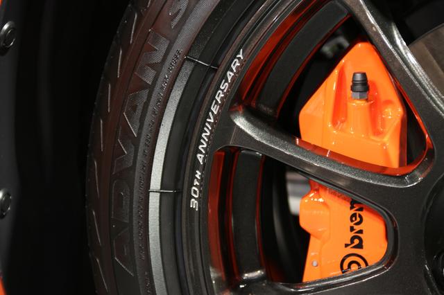 画像: RAYS社製鍛造アルミホイールにも「30TH ANNIVERSARY」と刻まれるほか、Brembo製キャリパーもオレンジ塗装のものが搭載されていた。