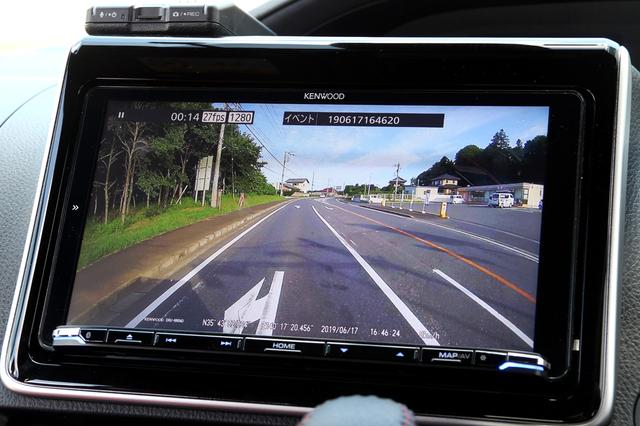 画像: HDドライブレコーダーの映像を、彩速ナビMDV-M906HDLの9V型ハイビジョン画面で確認。青空に浮かぶ雲の細かな形まで綺麗に再現している。