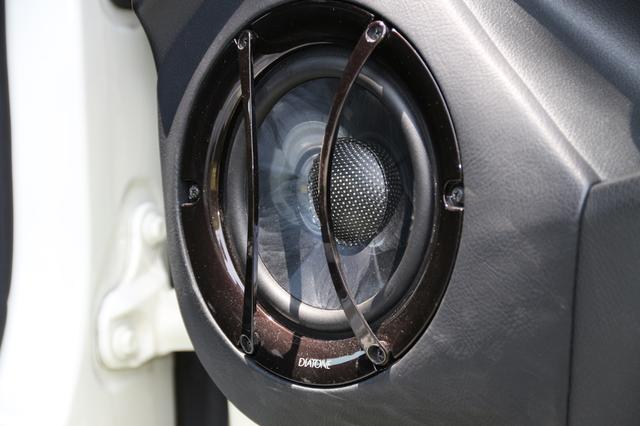 画像: DS-SA1000のウーファーユニットはドアポケットの前方に配置。カップ積層型ナノカーボンチューブを採用したNCV-Rを素材として整形。コーン表面には独自のリブをもたせたソリッドライン構造とすることで、フルピストンモーション駆動を実現したという。