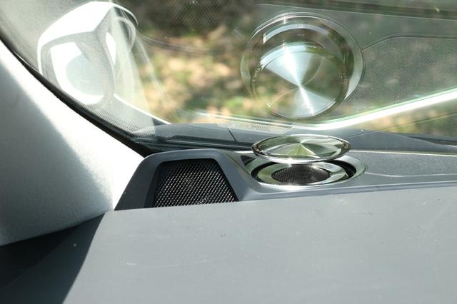 画像: X3-710S-LUP-AVのトゥイーターユニットコンビ。左が16mmエクステンドトゥイーター、右が25mmトゥイーター。アルファードの純正スピーカー装着位置にすっぽりとビルトインできるよう設計されている。