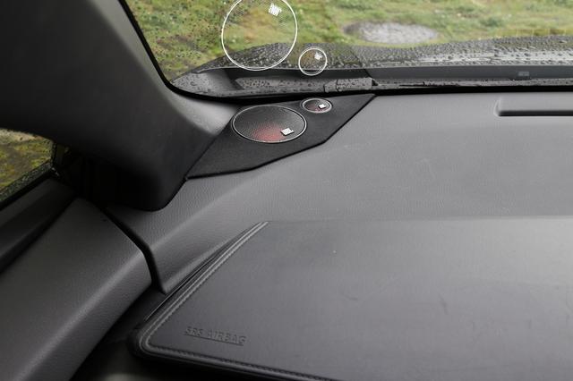 画像: ダッシュボードの純正スピーカー装着位置には、Studium GTO600CのトゥイーターとミッドレンジユニットStadium GTO20Mがマウントされる。純正パーツのスピーカーグリルを外し、バッフルボードを製作して収められているため、ダッシュボード自体の加工は行われていない。