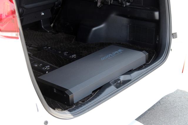 画像: 車両の最後部に載せられたパワードサブウーファーSWE-2200。200mmのサブウーファーユニットを2本収めたエンクロージュアには独自のスリットダクト方式とバスレフ構造が採用されている。